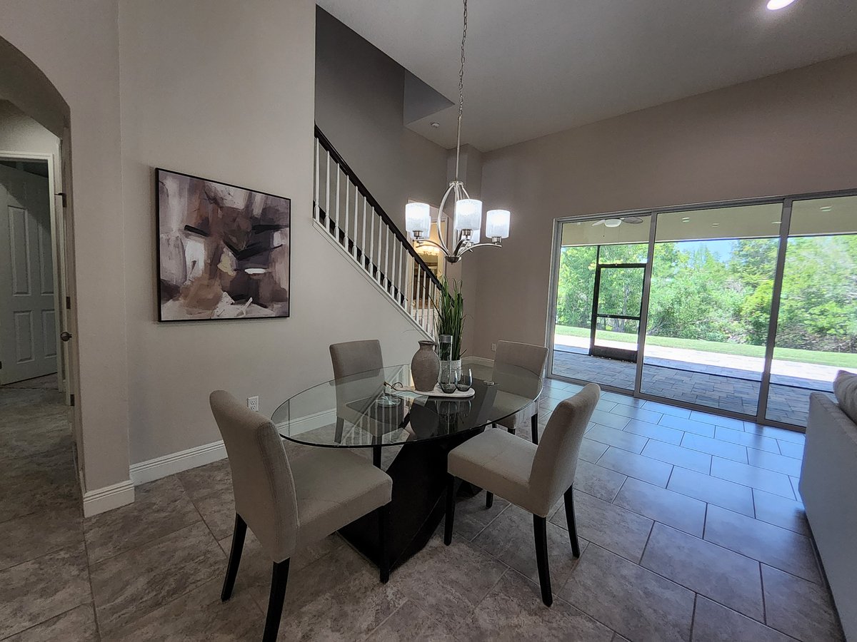 Land O Lakes Estate breakfast dining setup